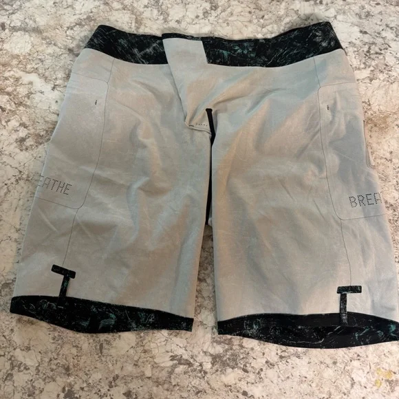 Lululemon Live in Practice Current State Hybrid Board Short - Geometric Channel - Picture 4 of 8